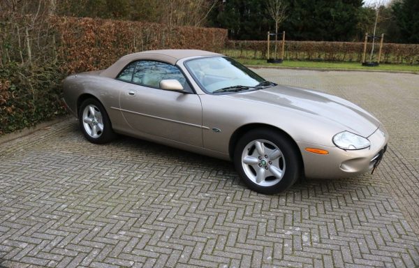 Jaguar XK 8 (X100) 4.0 V8 Cabriolet.